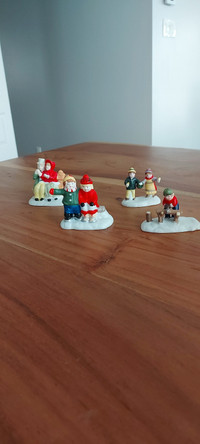 Personnages village de Noël en parfait état