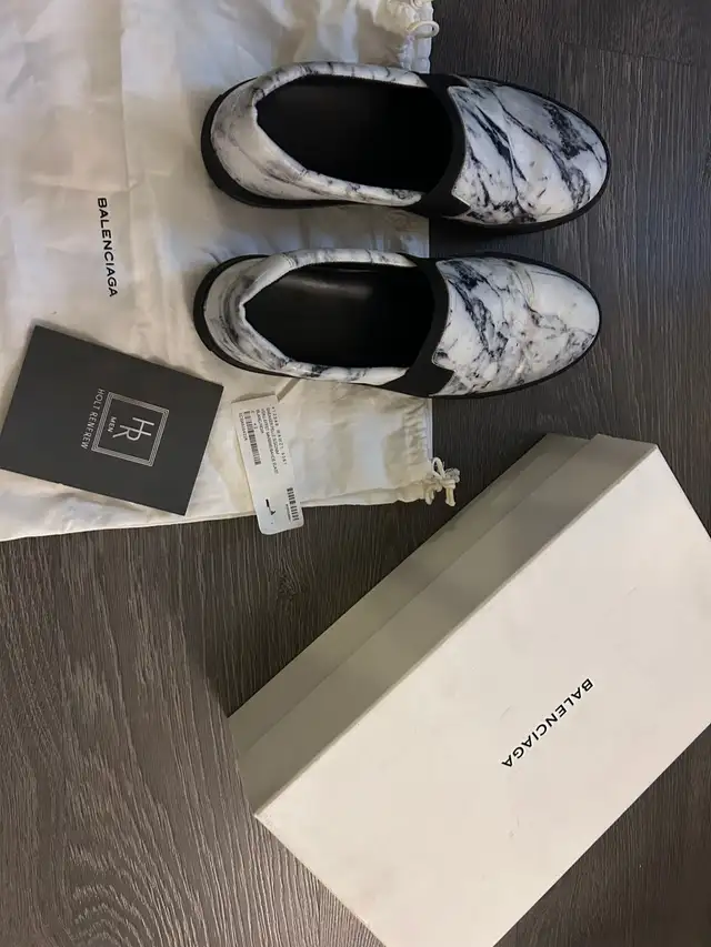 Great Condition Balenciaga Marble Leather Sneakers Shoes Men in Men's Shoes in City of Toronto - Image 8