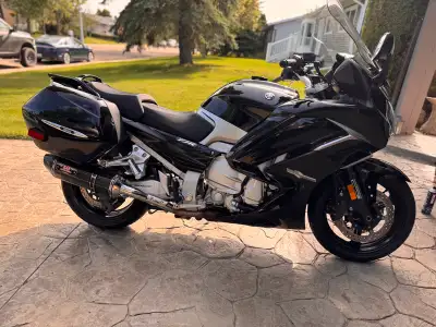 2017 Yamaha FJR 1300ES BLACK 49000km Mint condition Carbon fiber Yoshimura exhaust. Newer tires V st...