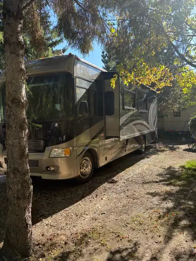 I’m selling my 2010 class A motorhome it’s a 37ft gulfstream crescendo with a 340 hp Cummins diesal...