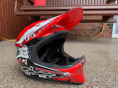 Casque THE payé 200$ + taxes on le laisse pour 50$. Grandeur XL Sac inclu Nous sommes situés à 2 min...