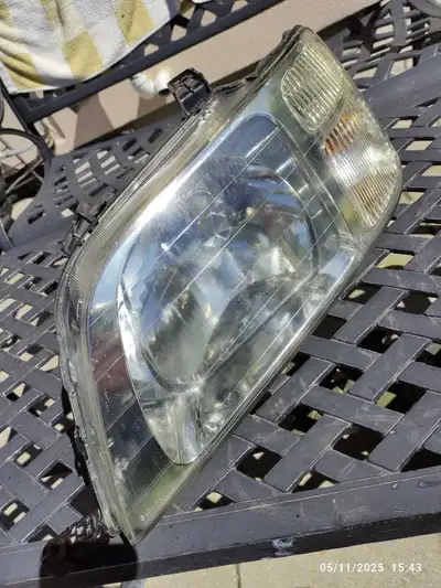 Left Headlight for a Honda CR-V. Will fit 1997-2001, not sure about other years. Contains all bulbs...