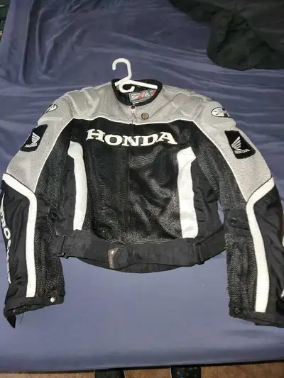 Joe Rocket Honda Mesh Jacket, Size Small, includes the liner. Great Shape, too small for me. Make an...