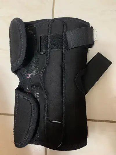 Donjoy Hinged Knee Brace size S wrap around type