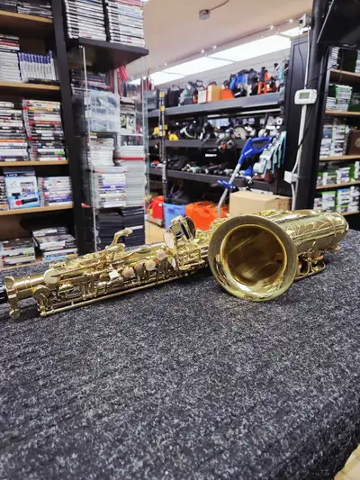 Découvrez ce saxophone ténor étincelant, un instrument de musique à vent qui promet des mélodies ric...