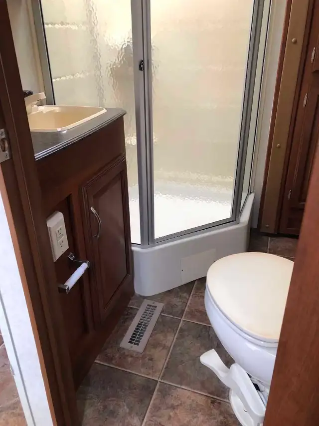 2013 Coachmen Freedom Express - Maple leaf edition in Travel Trailers & Campers in Grand Bend - Image 7