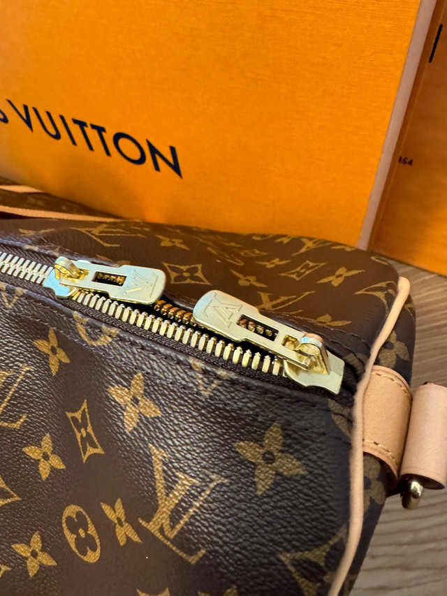 LOUIS VUITTON KEEPALL 55 BANDOULIERE  in Women's - Bags & Wallets in City of Toronto - Image 4