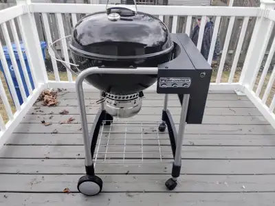 Barbecue au charbon Weber 22 pouces NEUF, jamais ete allume ., View more