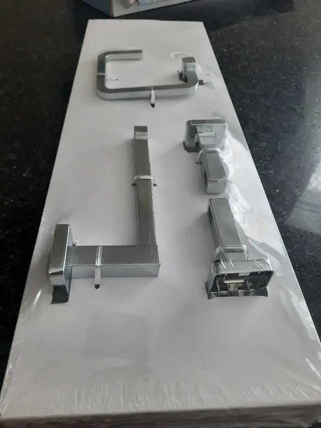 ens.accessoires  chrome neuf  pour salle de bain  in Bathwares in Gatineau - Image 6