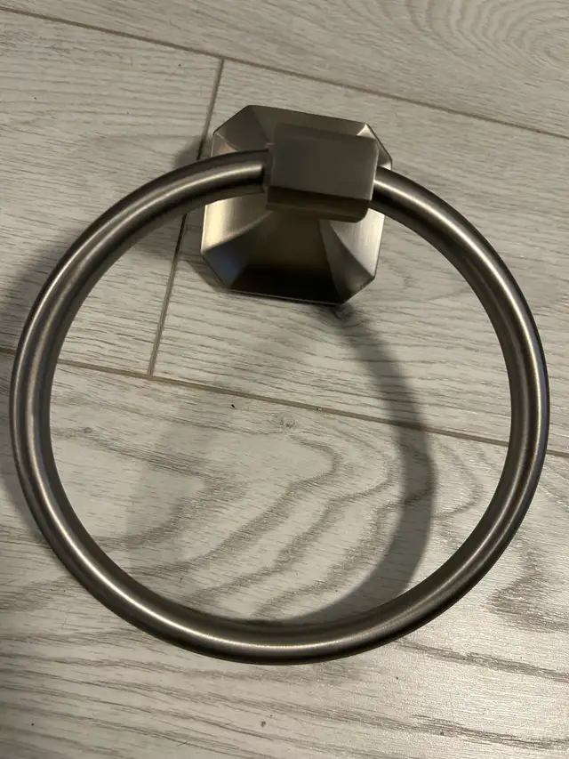 porte serviette mural argent brossé in Bathwares in Gatineau - Image 2