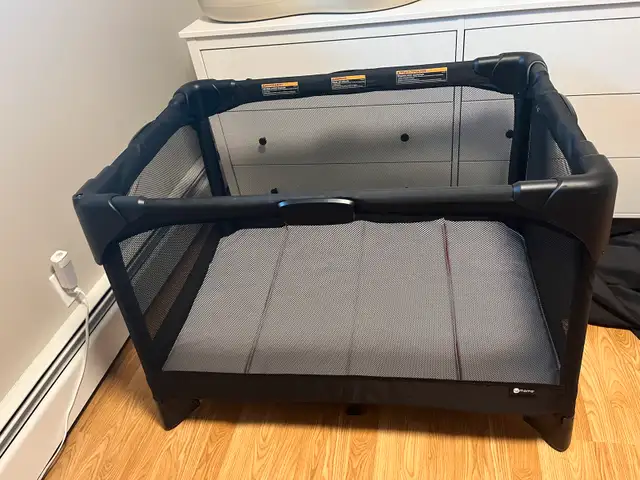 4moms breeze play yard in Playpens, Swings & Saucers in Bridgewater - Image 2