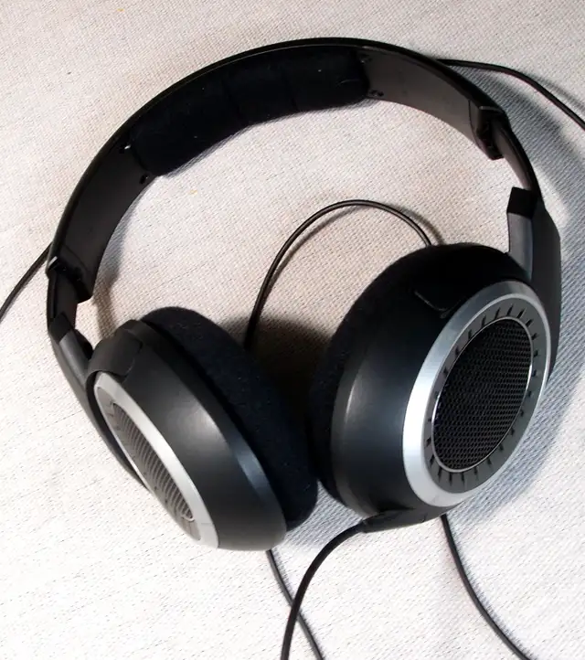 Sennheiser HD 439 Around-ear Stereo Headphone Hd439 in Headphones in Markham / York Region - Image 4