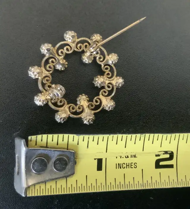 Textured Gold Tone & Faux Cream Pearls Round Wreath Brooch Scarf in Jewellery & Watches in City of Montréal - Image 4