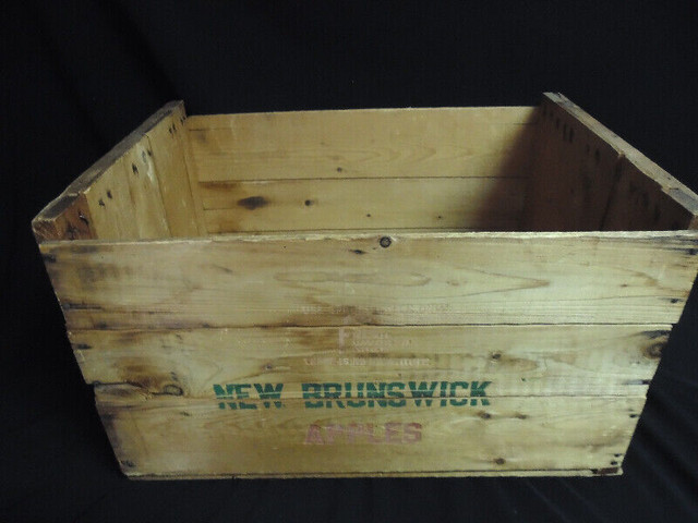 Wooden New Brunswick Apple Box in Arts & Collectibles in Moncton