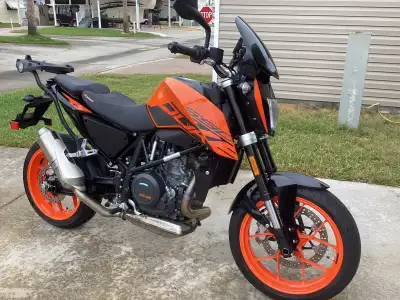 Bike runs perfectly. Has Givi windshield, Givi Monokey top case rack (no bag) and KTM Power Parts co...