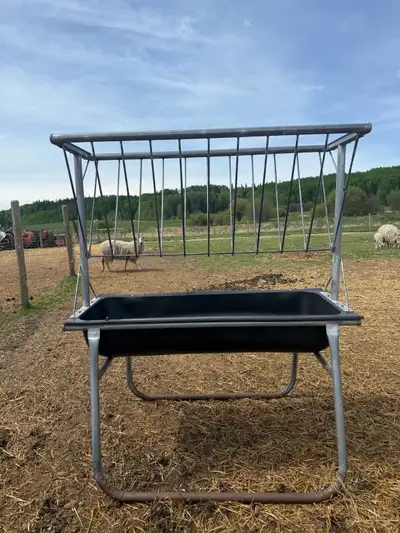 Belhen Country 5’ horse bunk feeder with hay rack In good condition Located in Yellowhead County nea...