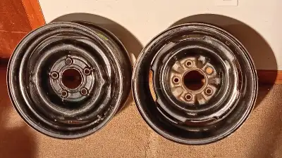 2 roues de 15" avec 5 trous.