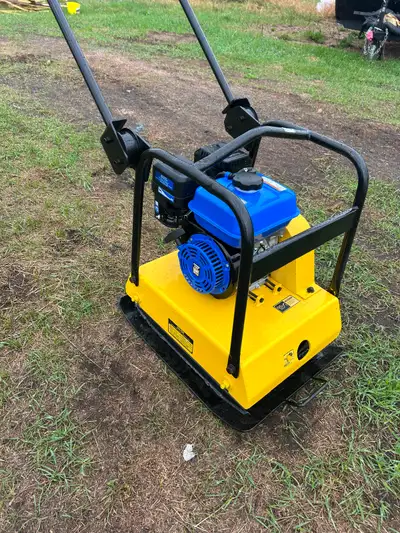 Heavy duty commercial packer. New engine, clutch, belt and paint. Runs and packs excellent. Text : (...