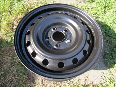 16x6.5 Hyundai Steel Rim, like new condition; Elantra, Sonata 67.1mm bore center Genuine Hyundai whe...