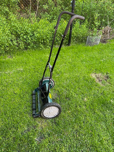 Yardworks 16 inches Reel Lawn Mower in Lawnmowers & Leaf Blowers in Mississauga / Peel Region - Image 4