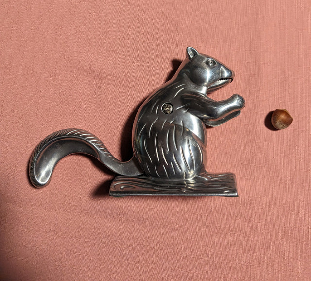 Vintage Cast Aluminum Squirrel Nutcracker in Arts & Collectibles in Oshawa / Durham Region - Image 3