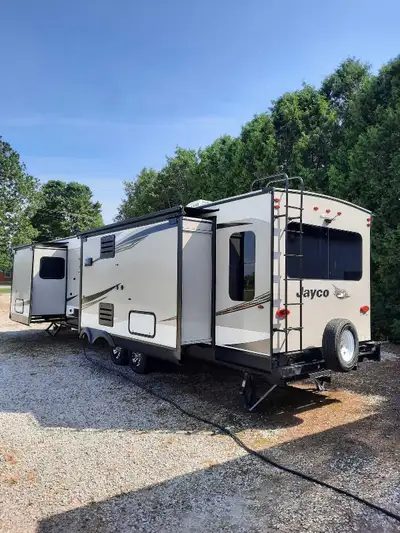 34 foot 3 slide outs, power awning, LED lights,couples retreat model, queen bed, attached full size...