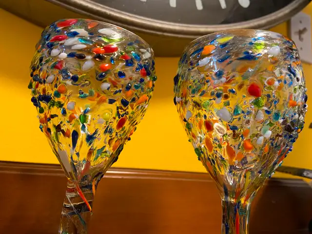 Pair of Handblown Mexican Glass Pebbled Confetti Wine Glasses in Arts & Collectibles in Oshawa / Durham Region - Image 5