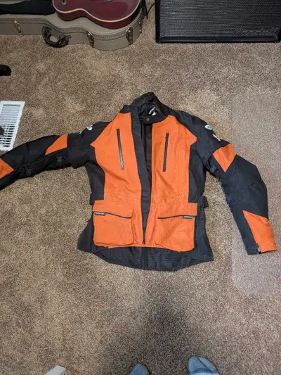 Pretty much mint condition except for small stain on the back at the collar Removable insert that zi...