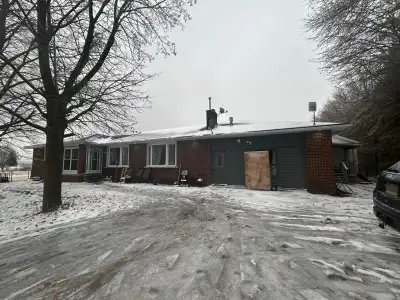 There are two bedroom on the main floor side unit in a house with 1 bath 2 parkings available for re...