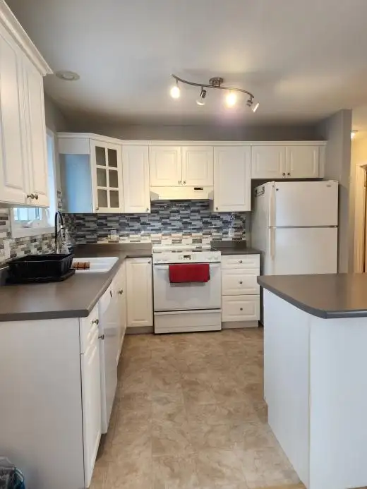 Cozy 3 bed 2 bath Copper Ridge home for rent in Long Term Rentals in Whitehorse - Image 3