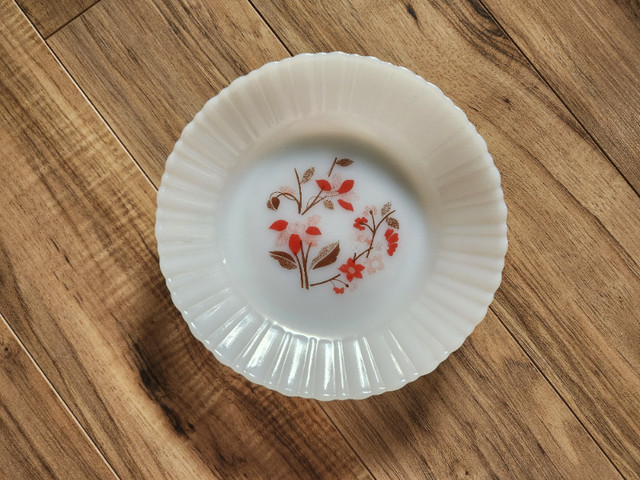 VINTAGE 1970s Termocrisa MILK GLASS crinkled edge plate in Arts & Collectibles in Fredericton