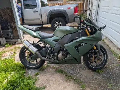 2005 kawasaki ninja zx10 1000cc 89 000km Custom paint job Call or text 4372884616