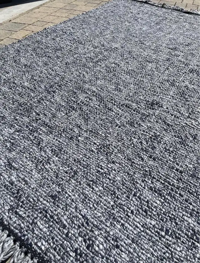 Structube 6 x 9 Area Rug in Rugs, Carpets & Runners in Oshawa / Durham Region - Image 5