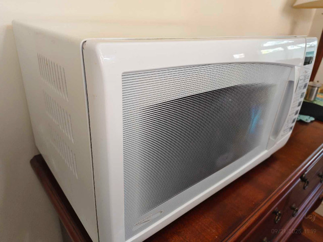 Panasonic Microwave Inverter 1250W like new, super clean in Microwaves & Cookers in Calgary - Image 2