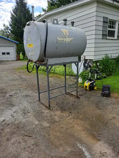 Réservoir 300 gallons avec support Prix: $350 Infos: Mario cell 450-771-6393 Pas de textos