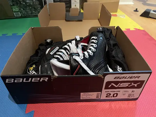 youth hockey equipment (7-10 yo) in Hockey in Markham / York Region - Image 5