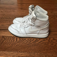 AJ1 Retro High OG “White Perforated” Size 6Y