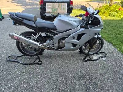2006 Kawasaki 600ZZR. Second owner, have original parts, plus stans and battery tender installed. Ha...
