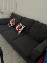 Couch to sell ! Need to go asap 