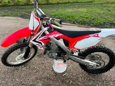 2009 Honda CRF 450r for sale, runs good. Comes with an extra set of plastics and a race stand. Askin...