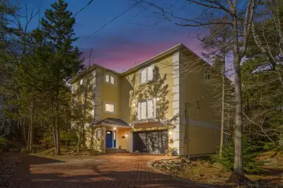 Charming 3-Bedroom 3.5 bath Italian Casa-Style - Halifax N
