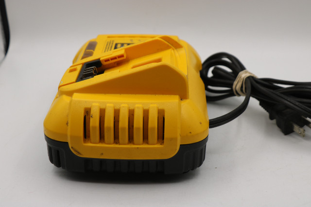 DEWALT FLEXVOLT 20V MAX* Charger, Rapid Charge (DCB118) (#38604- in Power Tools in City of Halifax - Image 2