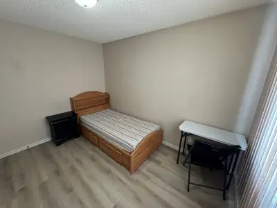 A furnished bedroom is available for rent. It includes utilities ( wifi internet, stove, microwave,...