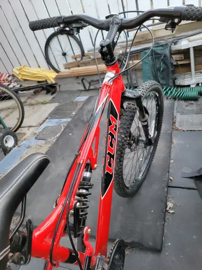 Medium size bike in good, 2 shocks front and middle frame. Text 403 998 5865 if you're interested