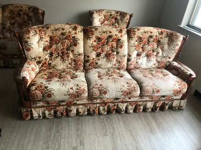 3 piece set, 2 couches and a chair. in Couches & Futons in City of Toronto - Image 2