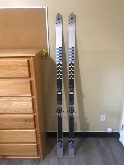 Volkl Leopard racing competition skis in very good condition, hardly used. Length 190, with Tyrolia...