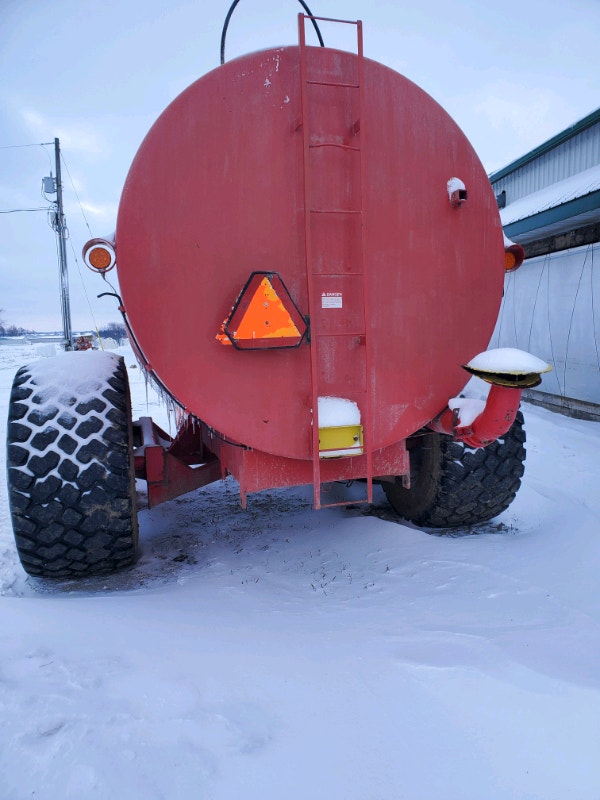 Nuhn 5000 gal spreader with 28L 26 radials Farming Equipment