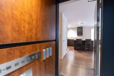 LIBRE MAI JUIN OU JUILLET 50 ANS ET PLUS. 5 ½ ASCENSEUR PRIVÉ DIRECTEMENT DANS LE LOGEMENT, TRES GRA...