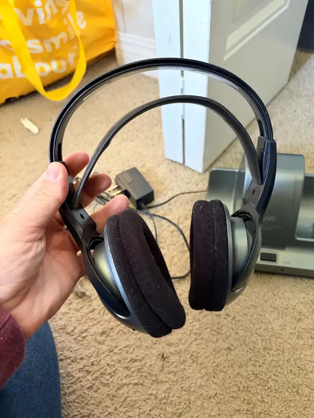 JVC HA-W600RF-J/C FM Cordless Headphones in Headphones in Edmonton - Image 6