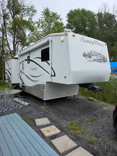 Comprend: Sunnybrook TitanLX de 31 pieds, année 2007 2x cabanons 2x plates formes 1x Tondeuse 1x cou...
